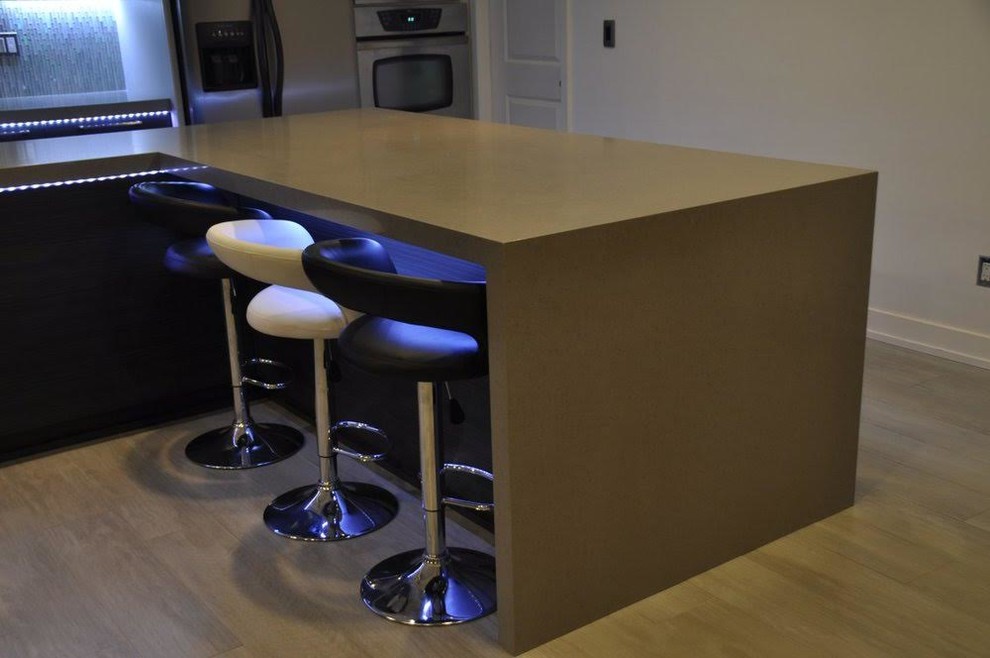 Example of a transitional kitchen design in Los Angeles