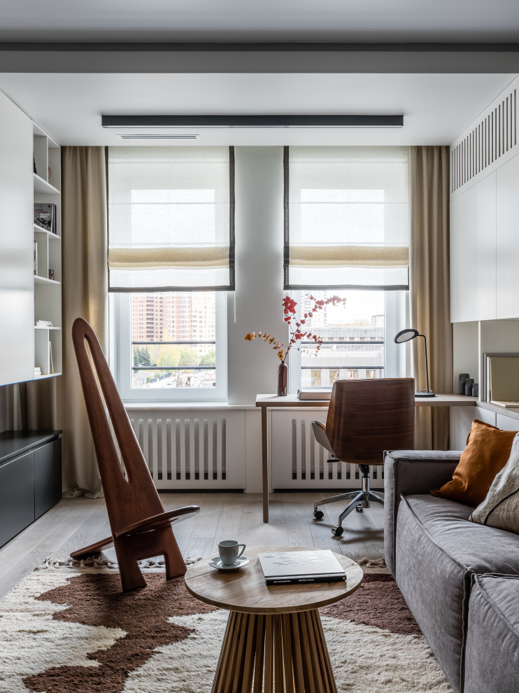 Mittelgroßes, Offenes Modernes Wohnzimmer ohne Kamin mit weißer Wandfarbe, hellem Holzboden, TV-Wand, grauem Boden und eingelassener Decke in Moskau