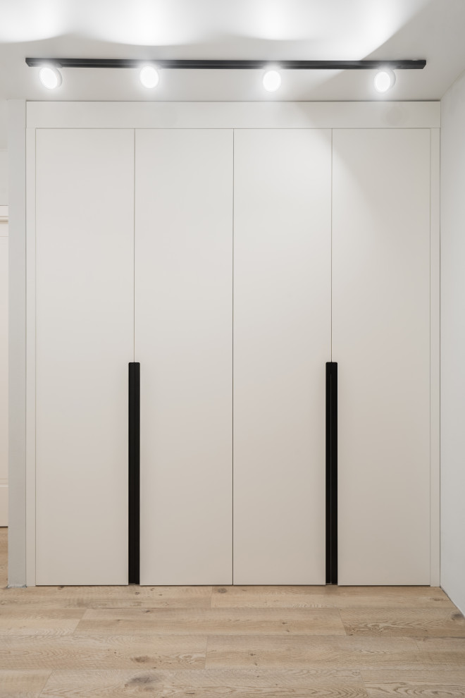 Белый встроенный шкаф в потолок в коридор