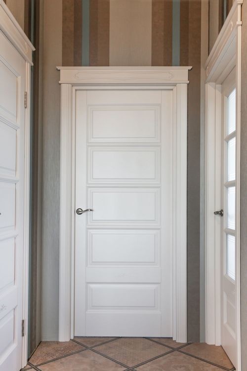 Белые двери