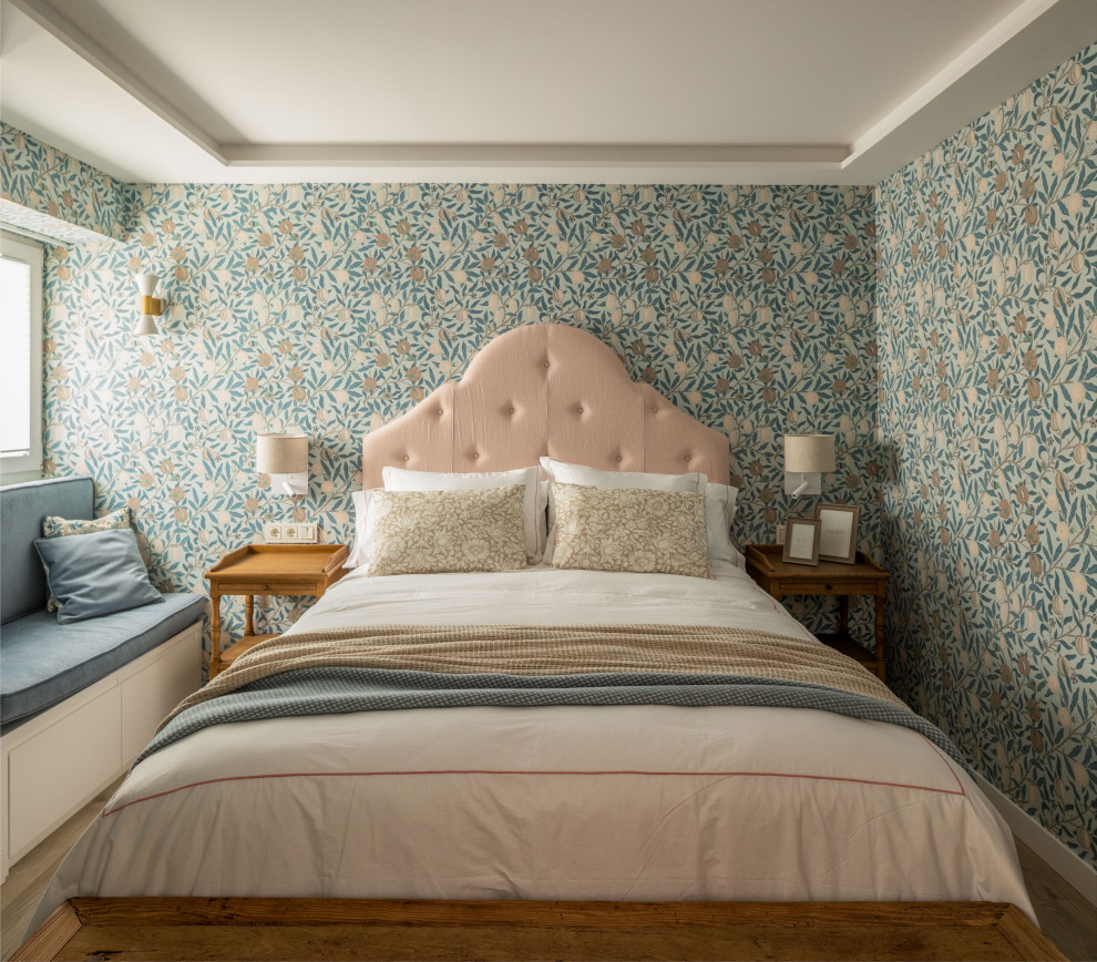Ejemplo de dormitorio principal clásico renovado grande sin chimenea con paredes azules, suelo laminado, papel pintado y bandeja