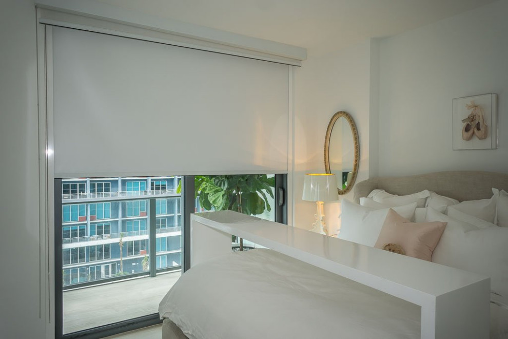 This is an example of a modern bedroom in Miami.
