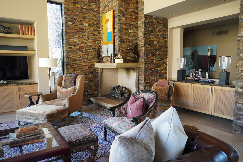 フェニックスにある高級な巨大なコンテンポラリースタイルのおしゃれなLDK (ベージュの壁、ライムストーンの床、コーナー設置型暖炉、積石の暖炉まわり、壁掛け型テレビ、ベージュの床) の写真