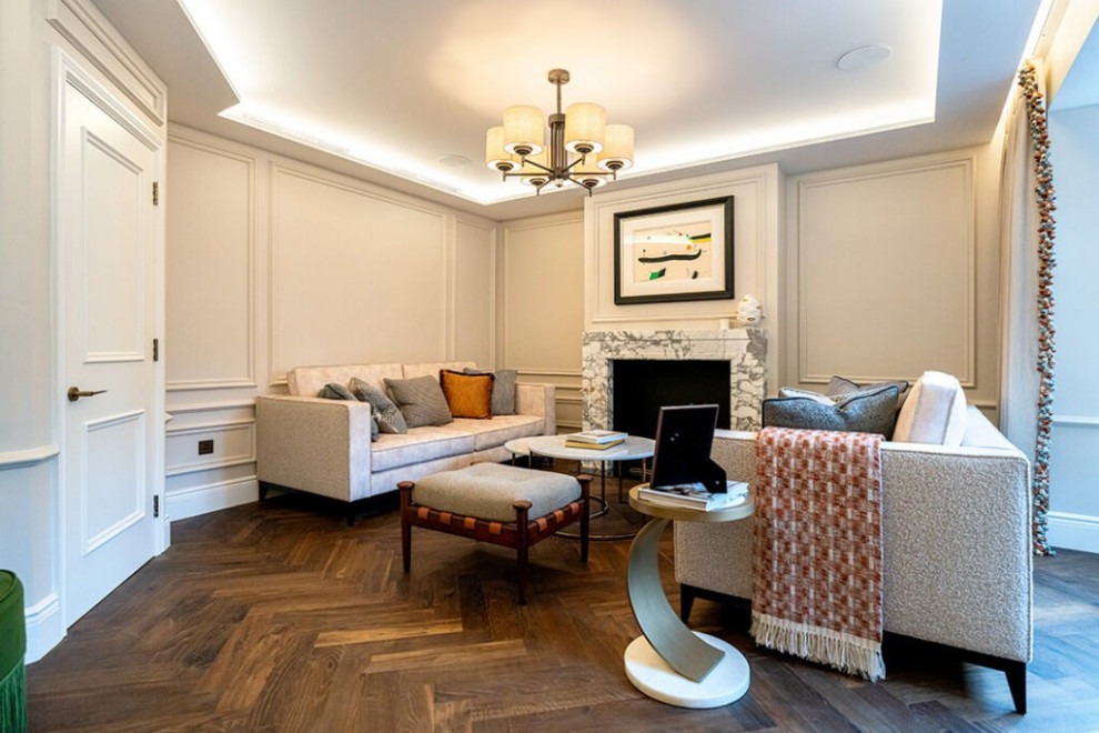 Großes, Fernseherloses, Abgetrenntes Modernes Wohnzimmer in grau-weiß mit weißer Wandfarbe, Vinylboden, Kamin, Kaminumrandung aus Beton, beigem Boden, Holzdecke und vertäfelten Wänden in London