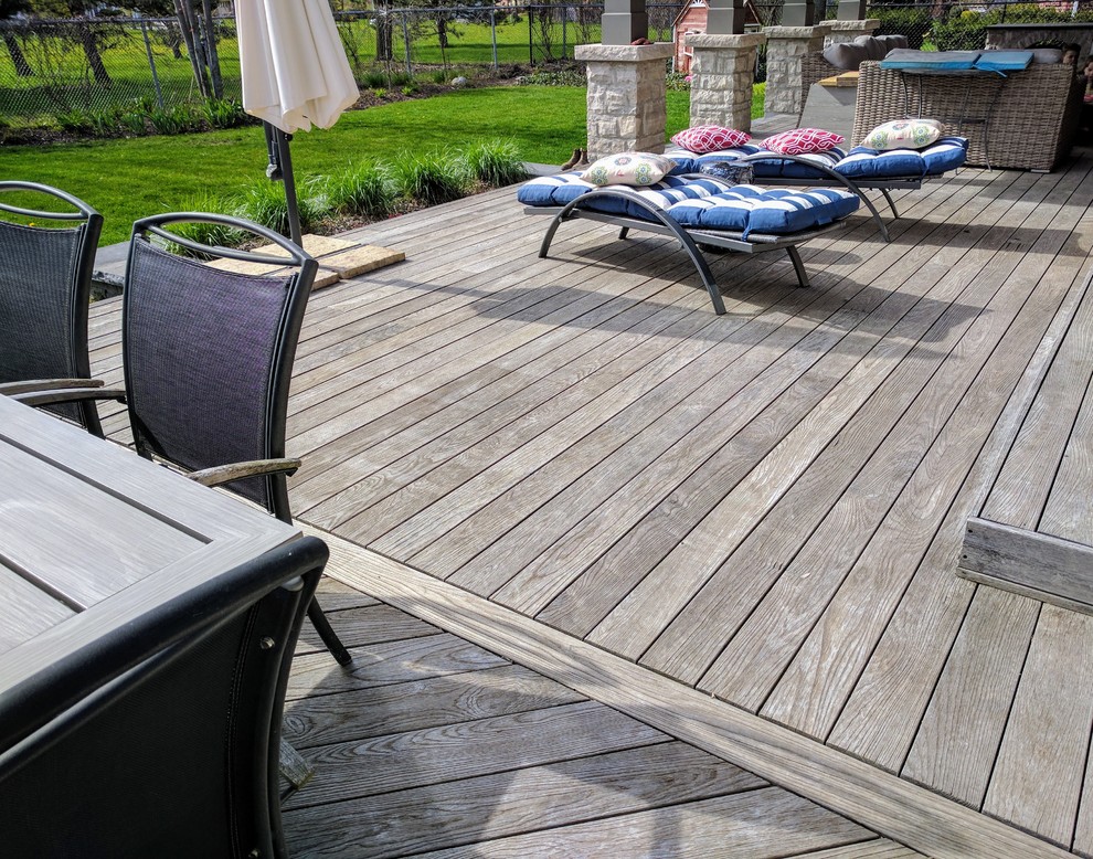 Example of a mid-sized arts and crafts backyard deck design