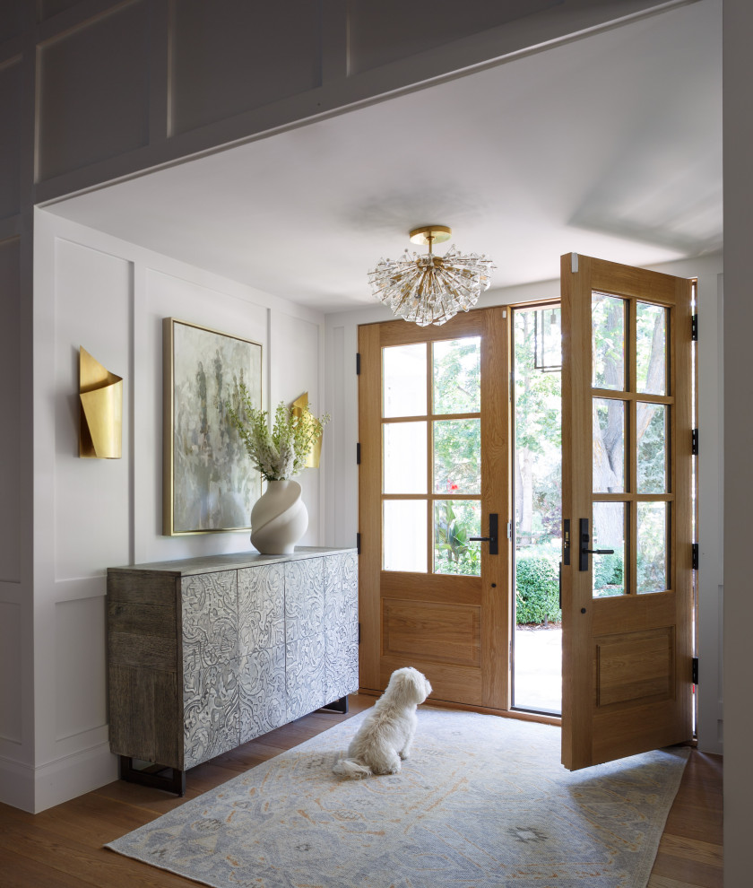 Klassisches Foyer mit weißer Wandfarbe, braunem Holzboden, Doppeltür, hellbrauner Holzhaustür und braunem Boden in Denver