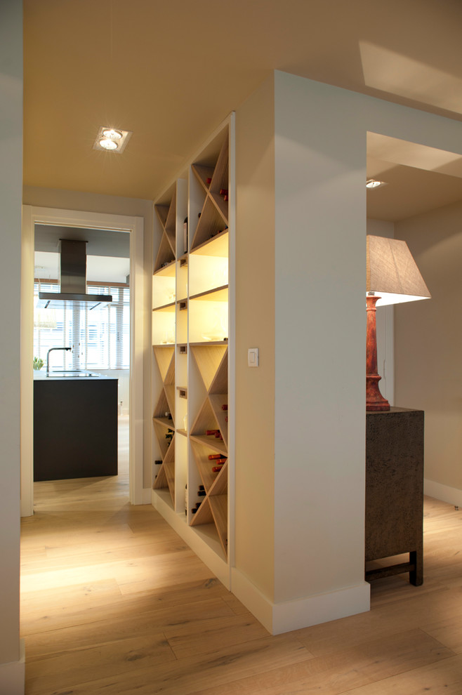 Imagen de bodega clásica renovada pequeña con suelo de madera clara