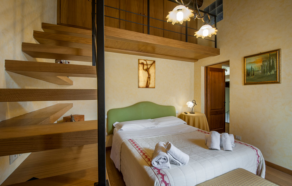 Ispirazione per una camera da letto mediterranea