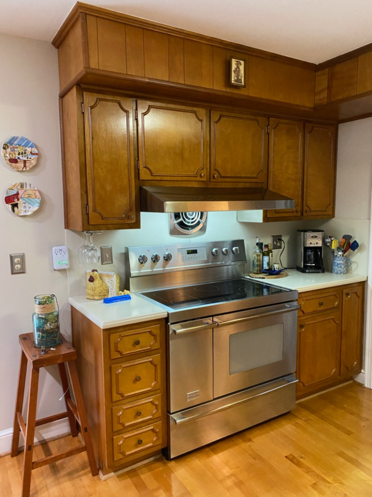 Inspiration for a small traditional u-shaped kitchen in DC Metro with a double-bowl sink, recessed-panel cabinets, granite worktops, stainless steel appliances, medium hardwood flooring and no island.
