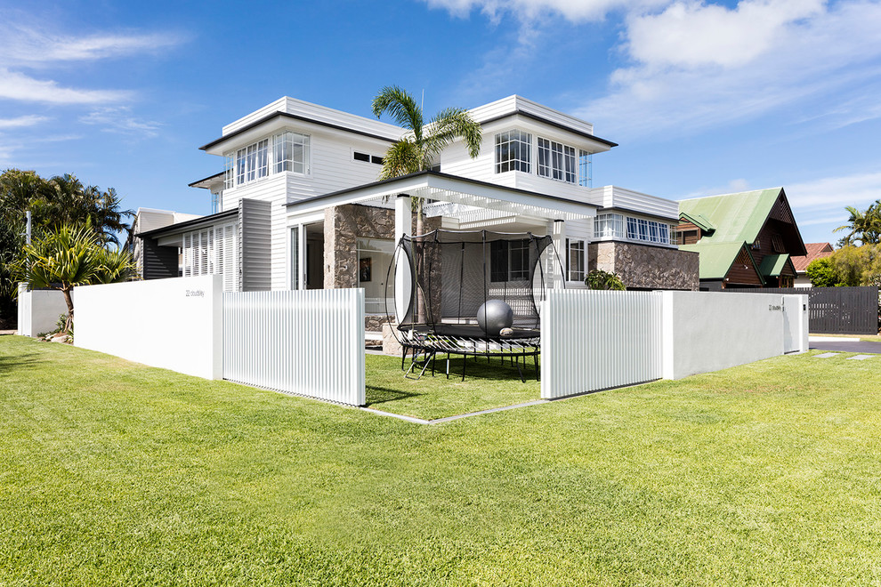 Example of an island style home design design in Sunshine Coast
