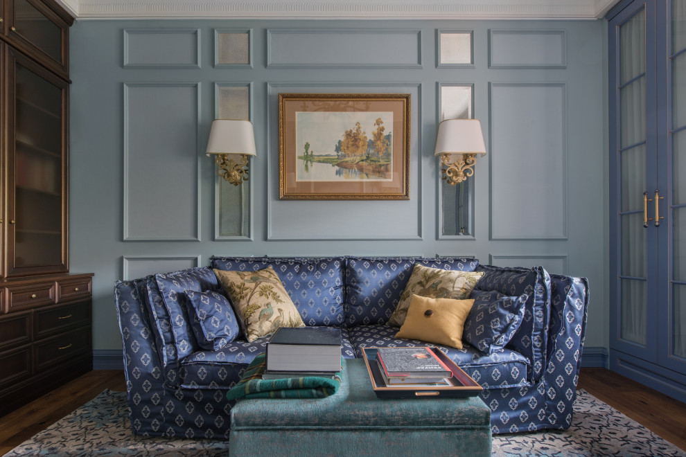 Inspiration för mellanstora klassiska hemmabibliotek, med blå väggar, mellanmörkt trägolv, ett fristående skrivbord och brunt golv