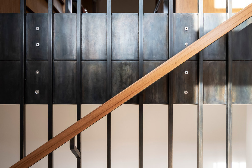 Свежая идея для дизайна: маленькая прямая лестница в современном стиле с деревянными ступенями, металлическими перилами и любой отделкой стен для на участке и в саду - отличное фото интерьера