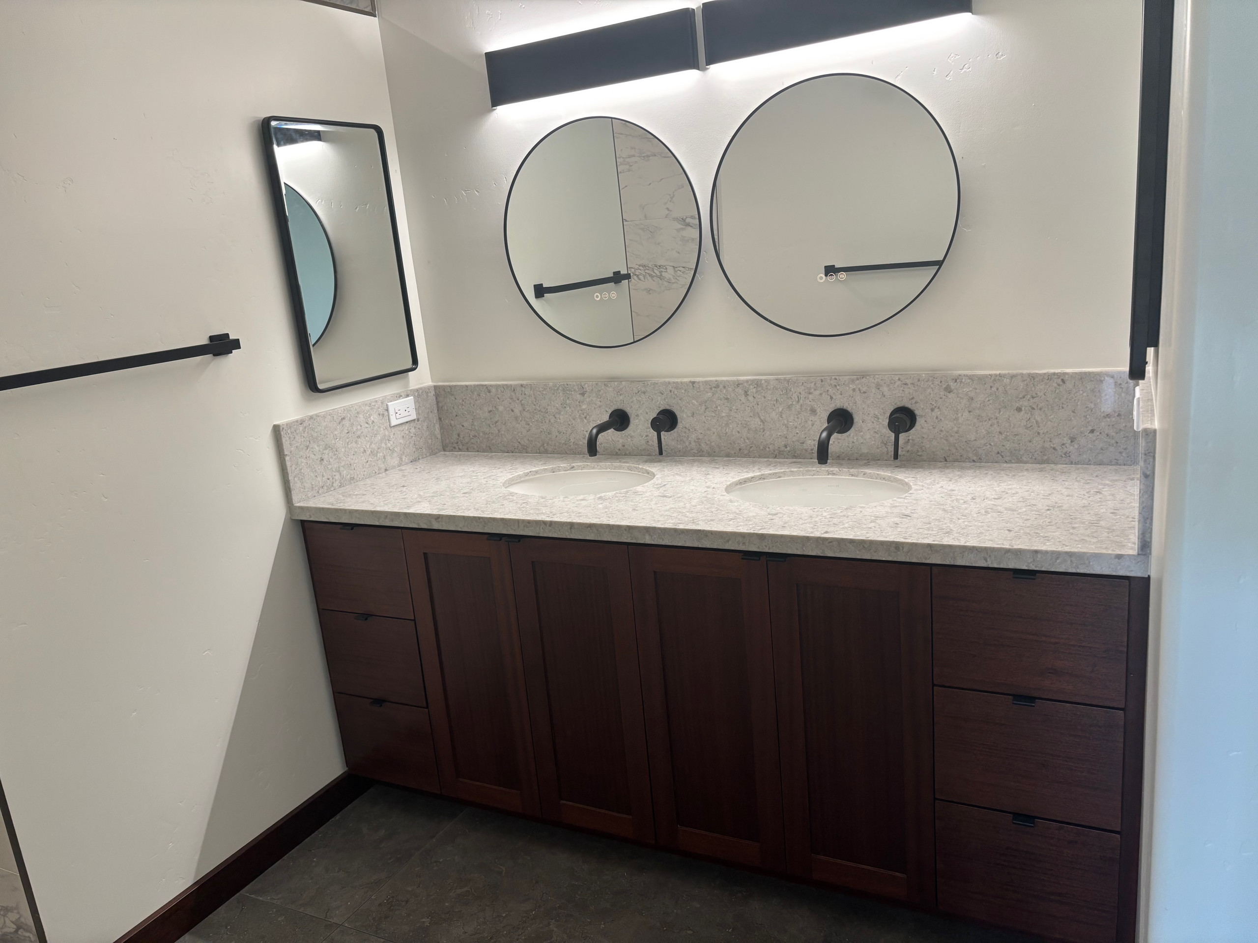 Kauai Bathrooms 24/ 25