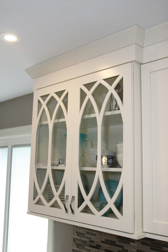 Transitional home design photo in Cedar Rapids
