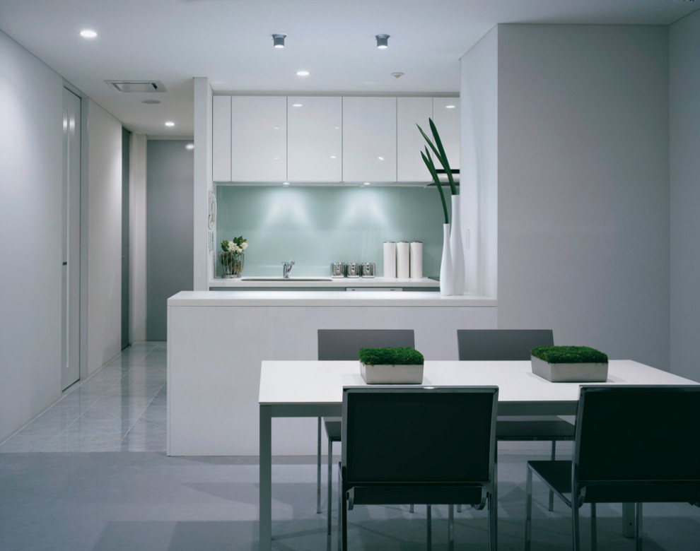 Стильный дизайн: гостиная-столовая среднего размера в стиле модернизм с белыми стенами, ковровым покрытием, серым полом, потолком с обоями и обоями на стенах - последний тренд