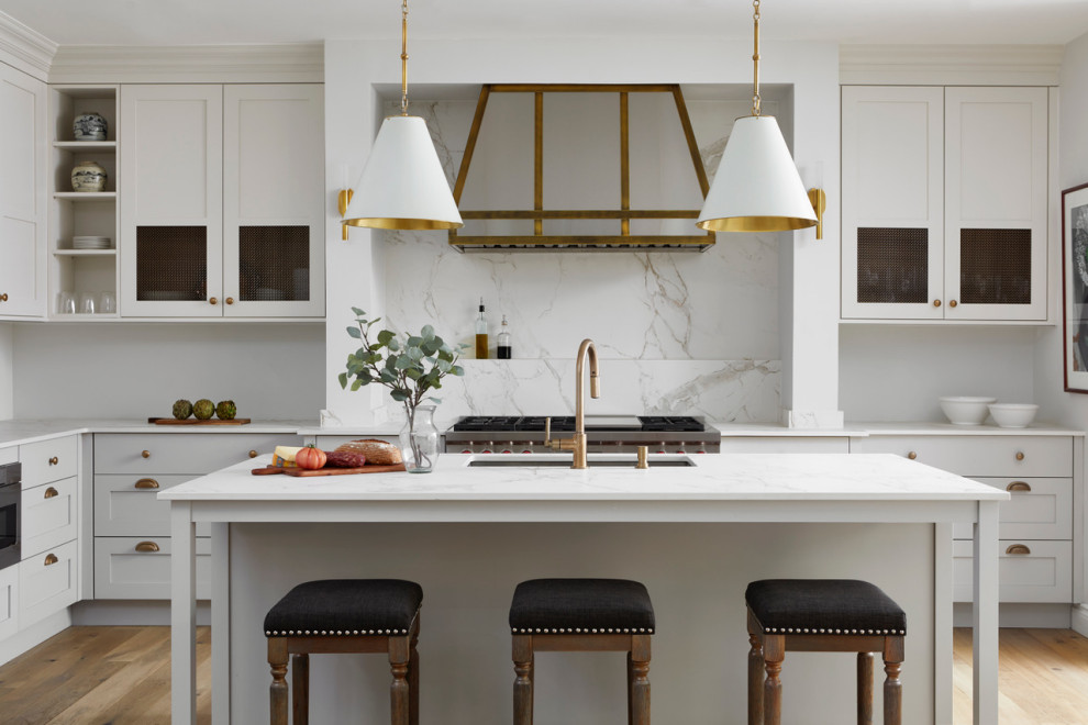 Kitchen - transitional kitchen idea in Toronto