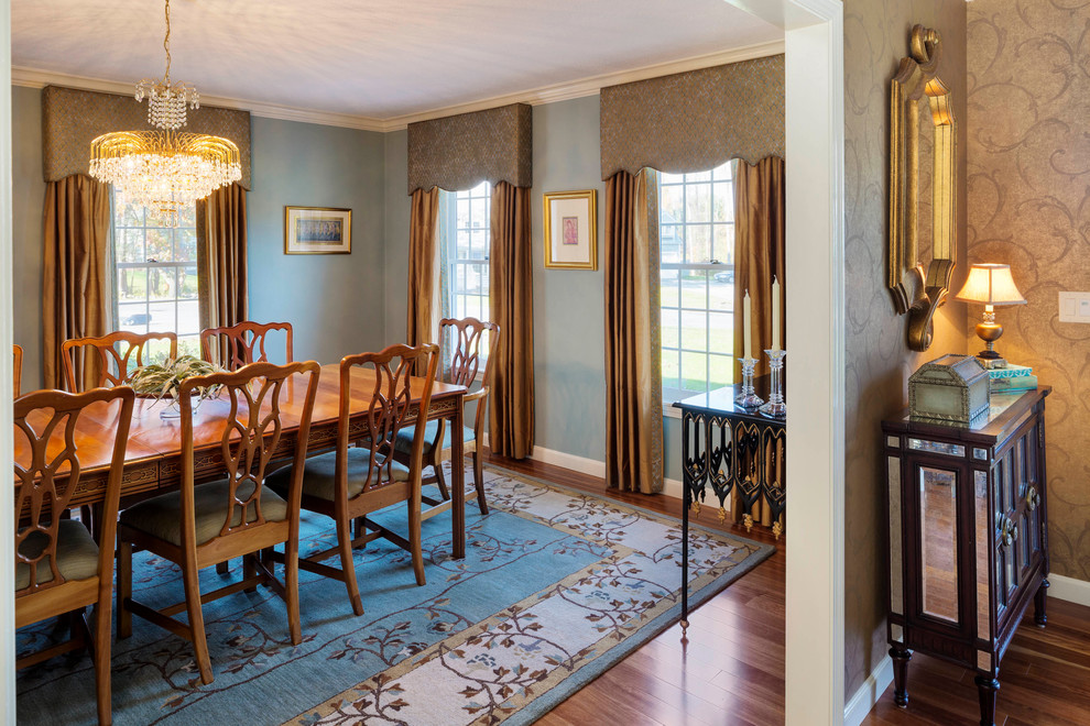 Dining room - transitional dining room idea in Boston