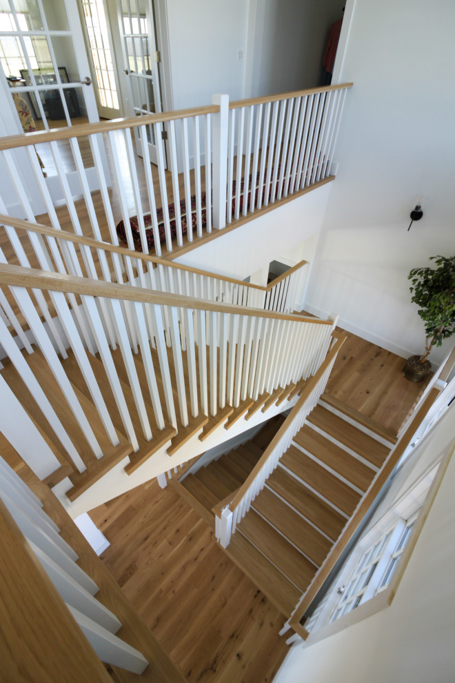 Foto de escalera en U campestre de tamaño medio con escalones de madera, contrahuellas de madera, barandilla de madera y machihembrado