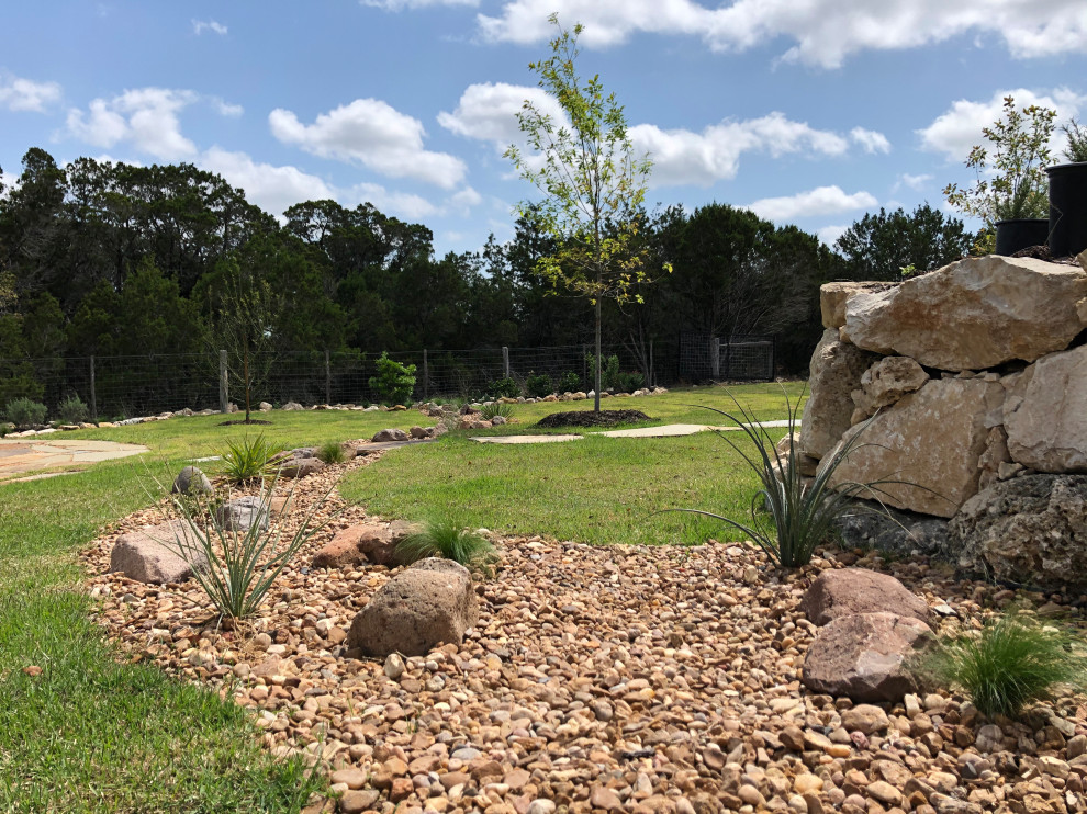 Стильный дизайн: засухоустойчивый сад на заднем дворе в стиле неоклассика (современная классика) с камнем в ландшафтном дизайне и покрытием из гальки - последний тренд