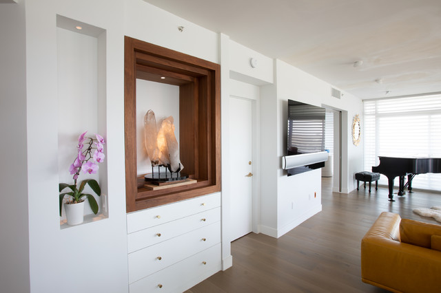 Quartz Cluster with custom stand in Private Residence trendy-dagligstue