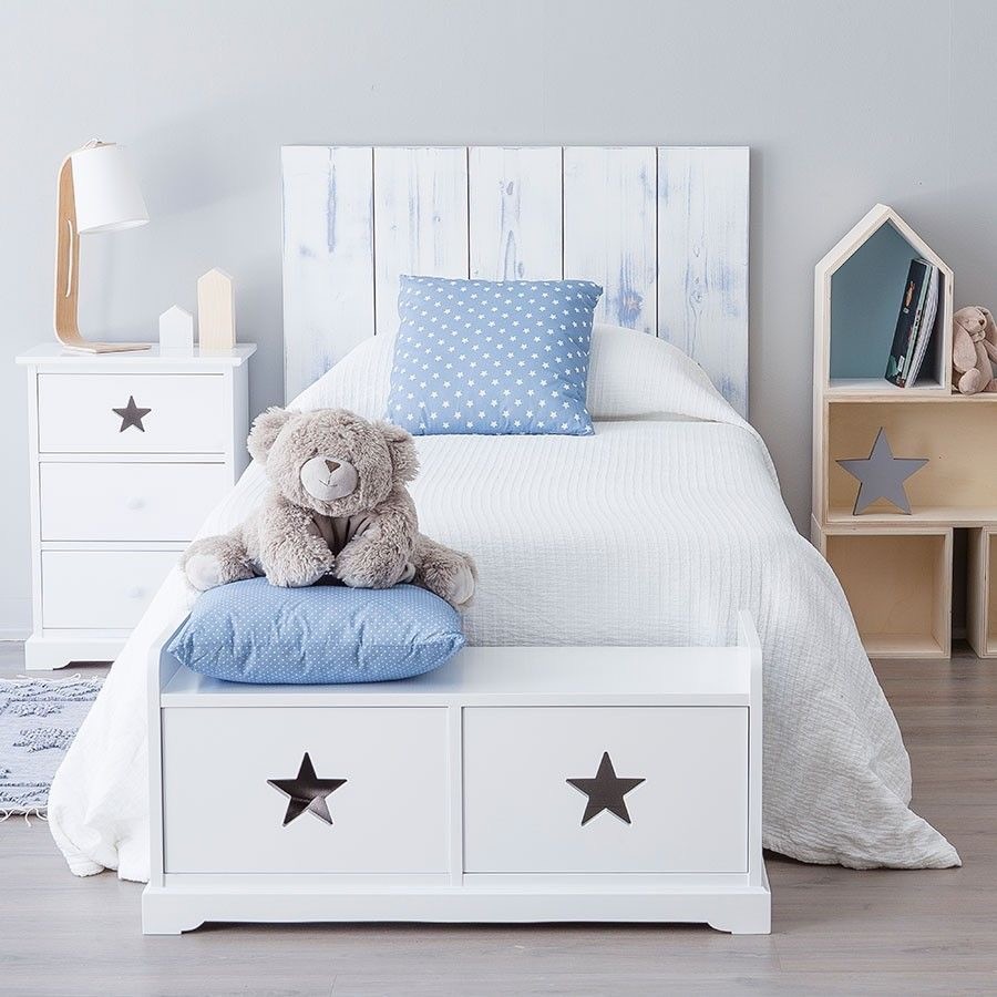 Mid-sized scandinavian gender-neutral kids' bedroom in Valencia with grey walls and medium hardwood floors for kids 4-10 years old.