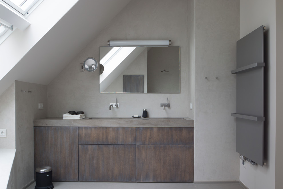 Badezimmer mit flächenbündigen Schrankfronten, grauer Wandfarbe, dunklen Holzschränken, Einbaubadewanne, bodengleicher Dusche, Steinplatten, integriertem Waschbecken, Marmor-Waschbecken/Waschtisch, grauem Boden und offener Dusche in Berlin