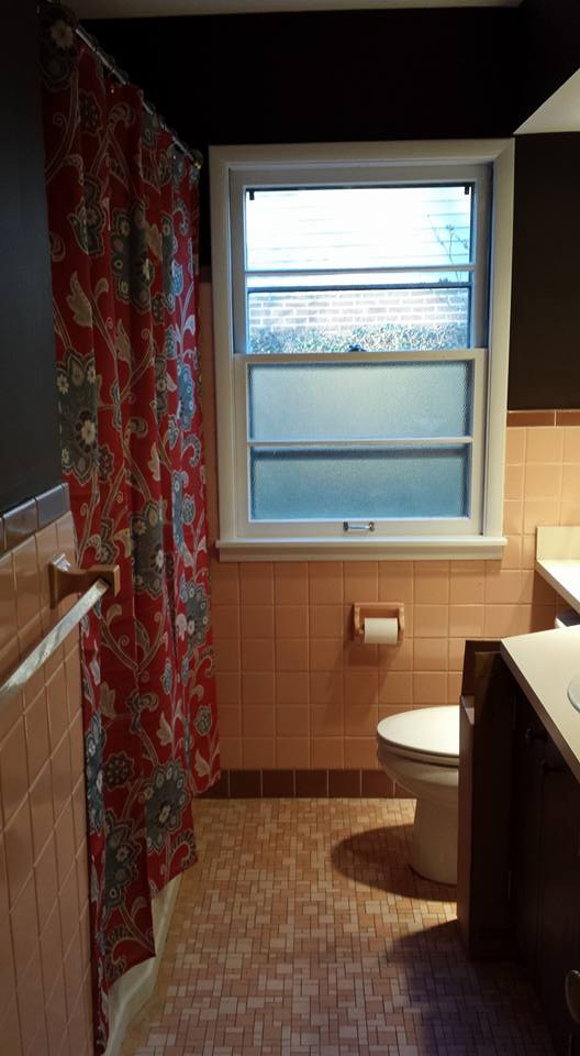 Идея дизайна: ванная комната в стиле ретро с коричневыми фасадами, накладной ванной, розовой плиткой, керамической плиткой, коричневыми стенами, полом из мозаичной плитки, накладной раковиной, разноцветным полом, шторкой для ванной, бежевой столешницей, тумбой под одну раковину и напольной тумбой