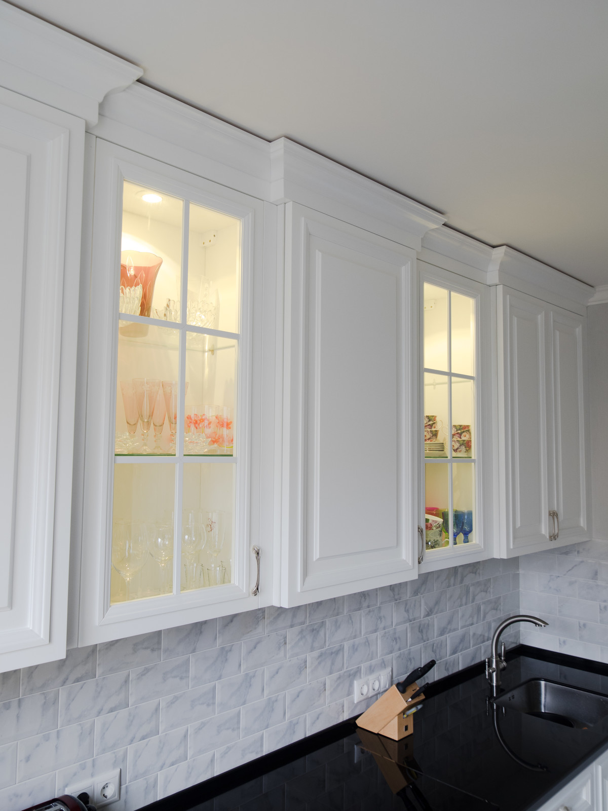 Белая кухня в стиле современная классика