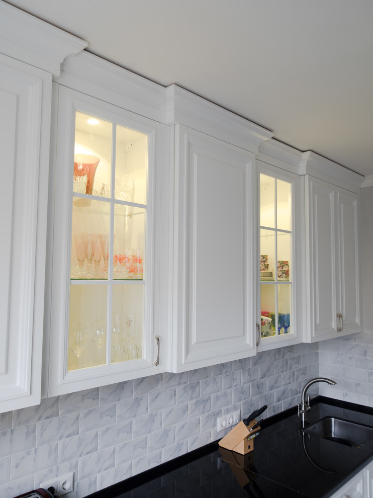 Белая кухня в стиле современная классика