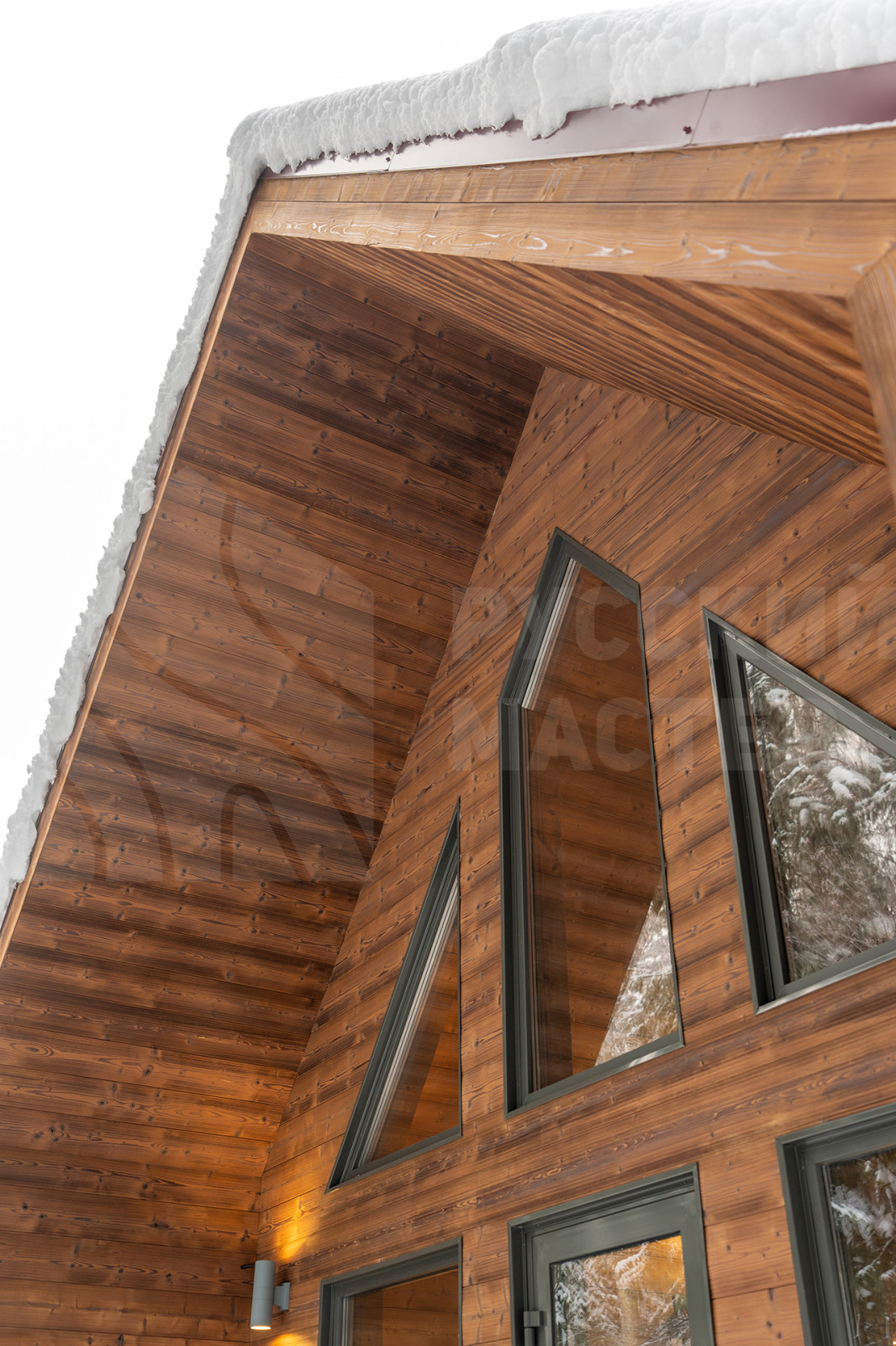 Современная баня в стиле барнхаус с отделкой из амбарной доски и доски Шале