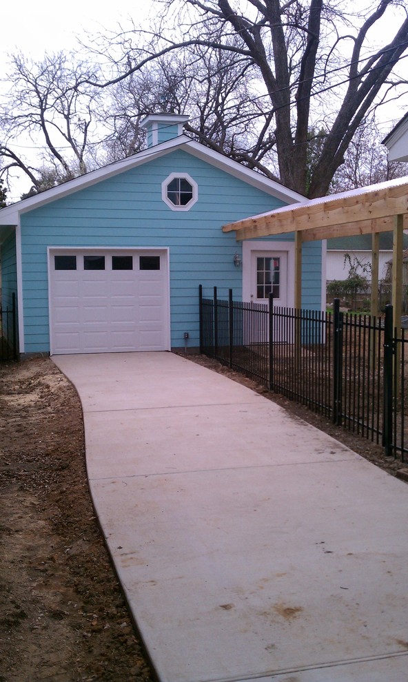 Photo of a traditional shed and granny flat in Dallas.