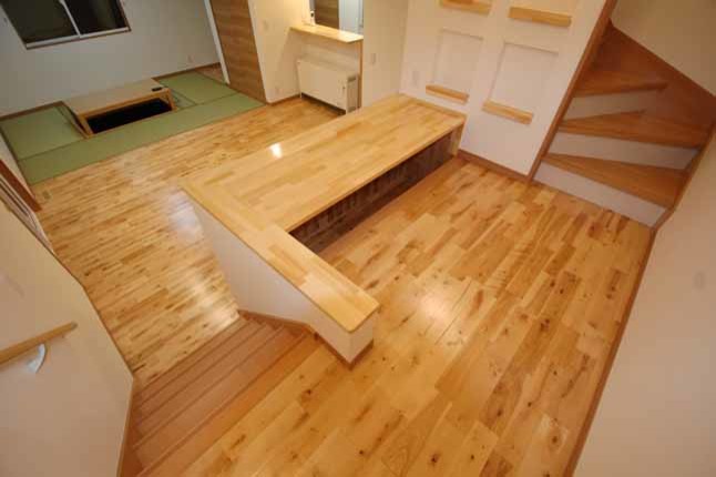 Design ideas for a large transitional wood u-shaped staircase in Fukuoka with wood risers and wood railing.