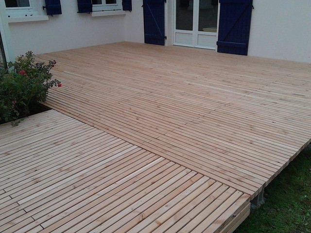 Deux sens de lames sur une terrasse FREEDECK en Douglas contemporary-deck