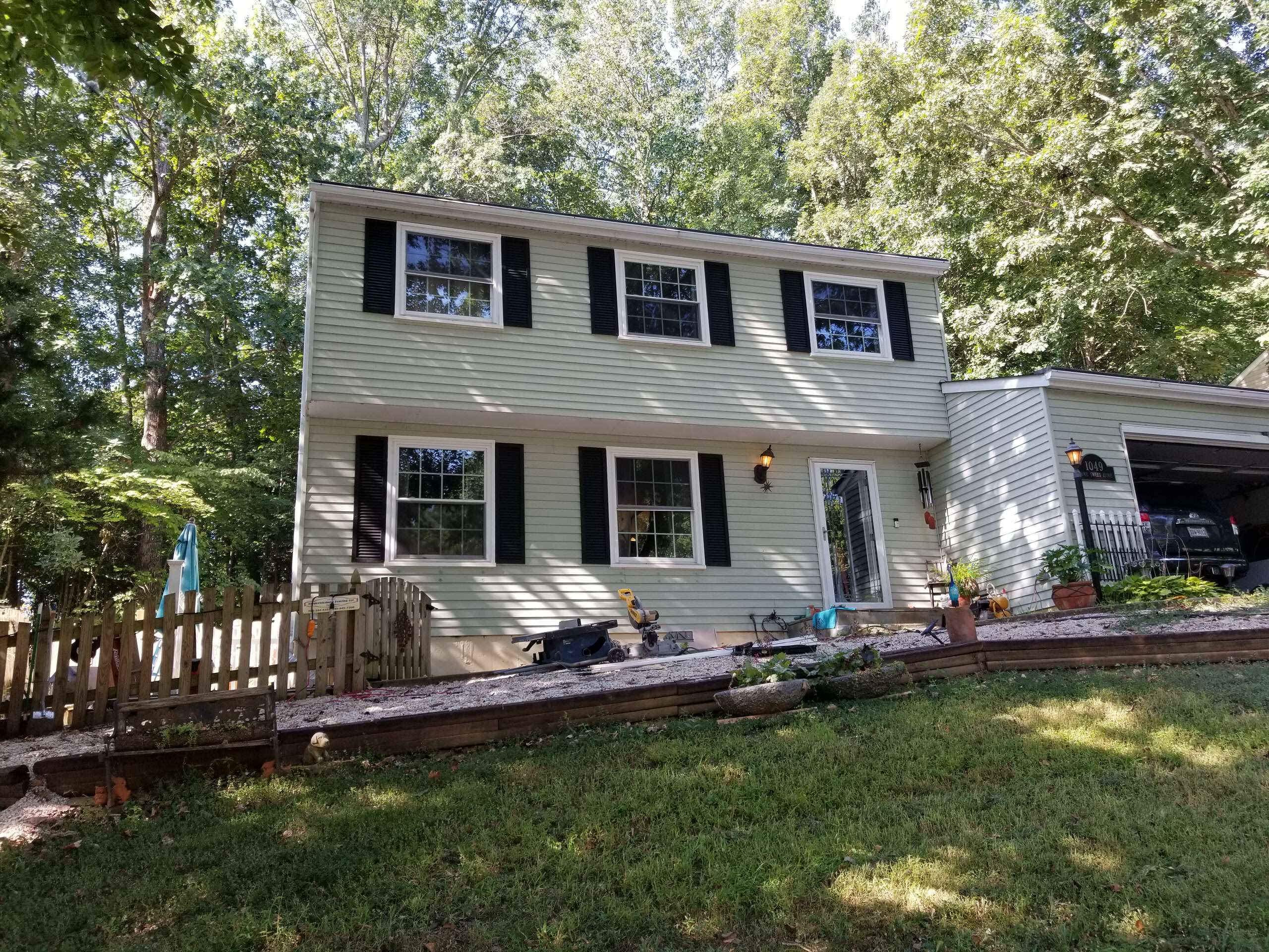 Front Porch w/ Breezeway to Basement