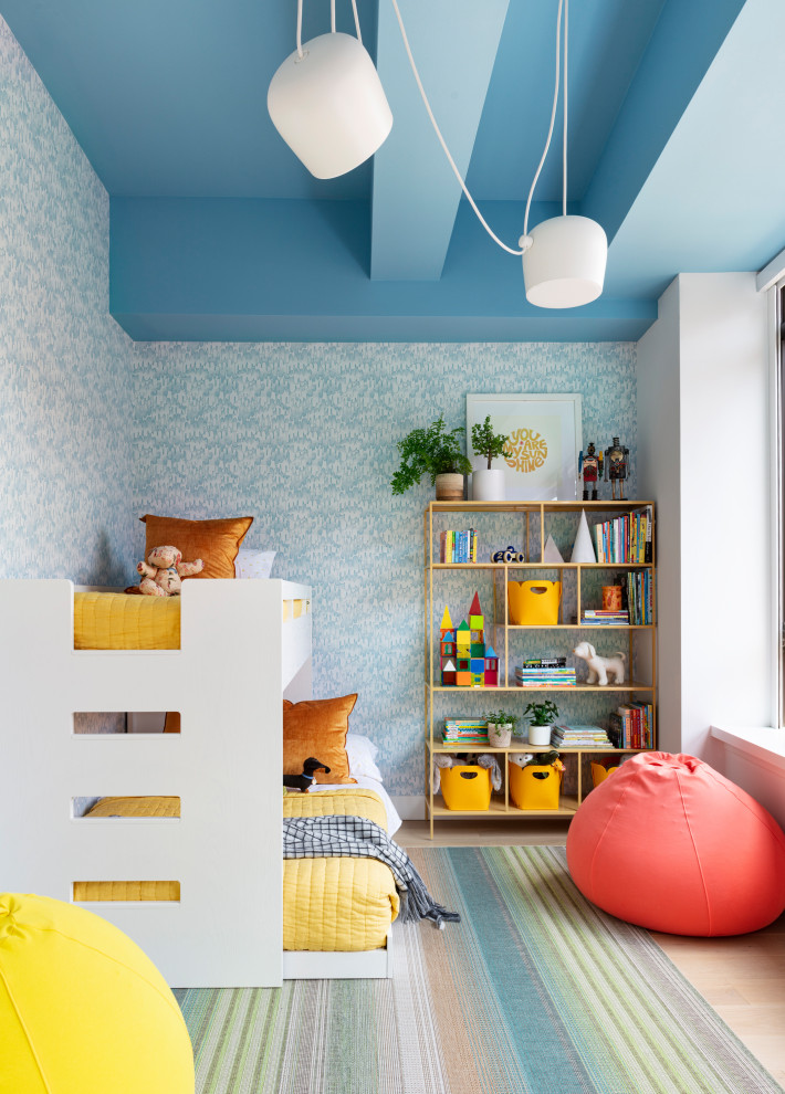 Idee per una cameretta per bambini da 4 a 10 anni design di medie dimensioni con pareti blu, moquette, pavimento multicolore, travi a vista e carta da parati