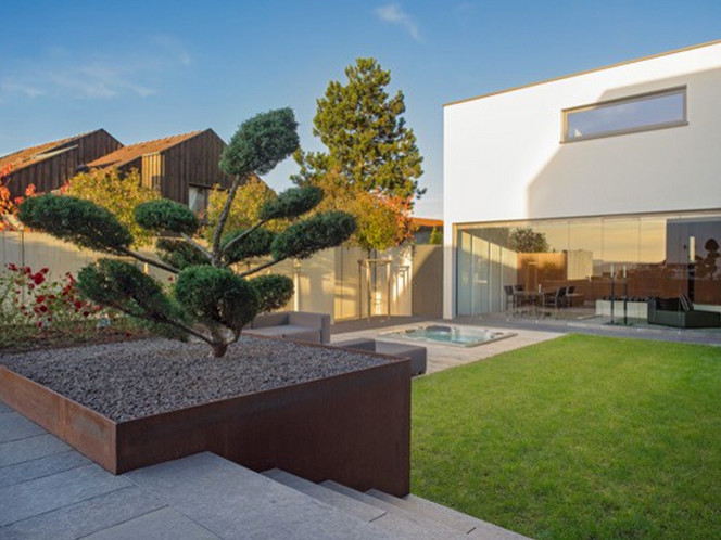 This is an example of a contemporary garden in Stuttgart.