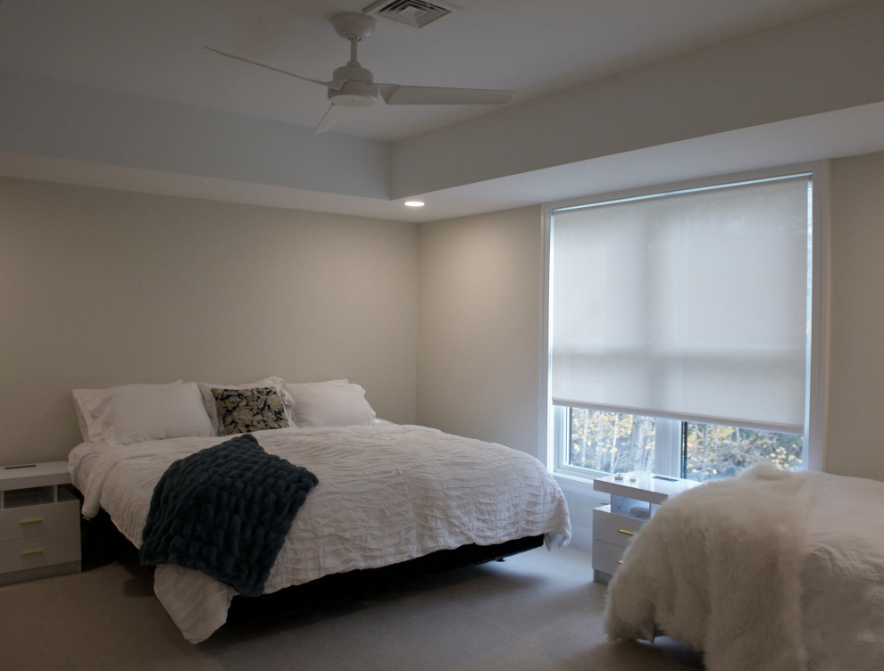 Пример оригинального дизайна: большая гостевая спальня (комната для гостей) в стиле неоклассика (современная классика) с белыми стенами, ковровым покрытием и бежевым полом