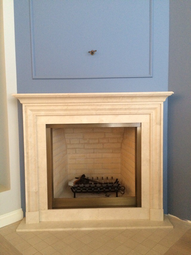 Классический камин из мрамора Crema Marfil