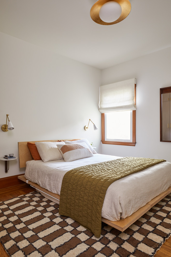 Стильный дизайн: маленькая хозяйская спальня в викторианском стиле с белыми стенами, паркетным полом среднего тона и коричневым полом без камина для на участке и в саду - последний тренд