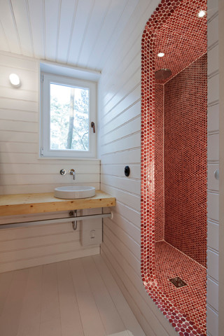 Cette image montre une salle de bain nordique.