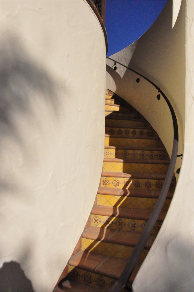 サンルイスオビスポにある地中海スタイルのおしゃれなサーキュラー階段 (タイルの蹴込み板) の写真