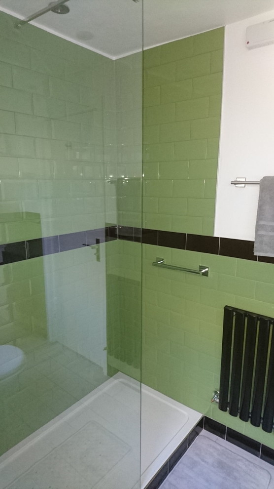 Cette image montre une petite salle d'eau minimaliste avec des portes de placard blanches, une douche ouverte, un carrelage vert, des carreaux de céramique, un mur blanc, un sol en carrelage de céramique et un lavabo posé.