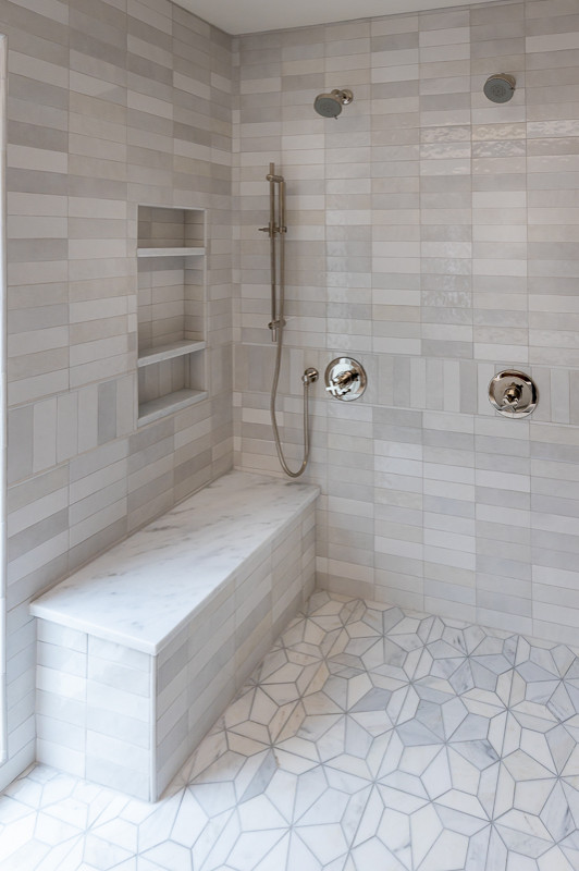 Пример оригинального дизайна: большая главная ванная комната в стиле модернизм с фасадами с декоративным кантом, фасадами цвета дерева среднего тона, отдельно стоящей ванной, двойным душем, раздельным унитазом, белой плиткой, керамогранитной плиткой, белыми стенами, мраморным полом, врезной раковиной, мраморной столешницей, белым полом, душем с распашными дверями, серой столешницей, сиденьем для душа, тумбой под две раковины и встроенной тумбой