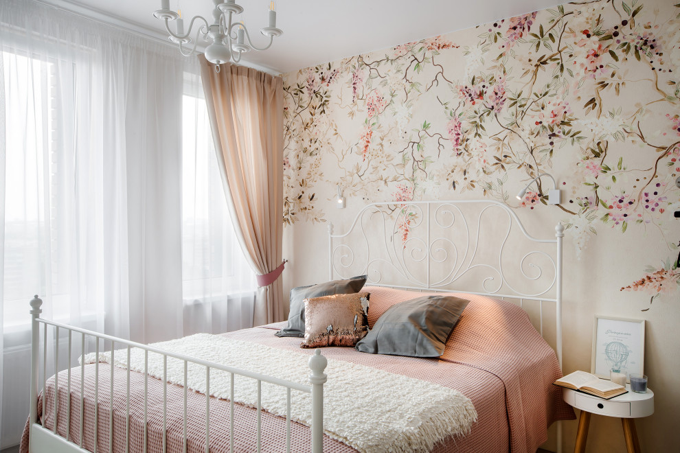 Transitional bedroom in Yekaterinburg.