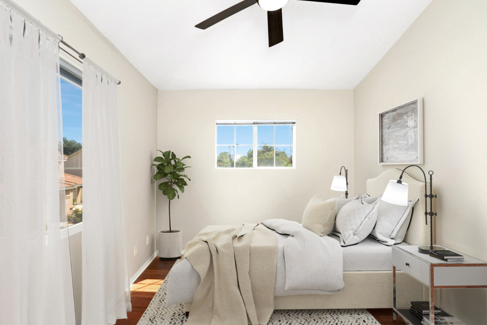На фото: гостевая спальня среднего размера, (комната для гостей) в классическом стиле с белыми стенами, паркетным полом среднего тона, коричневым полом и кессонным потолком без камина