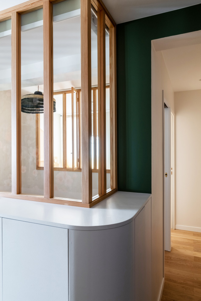 Источник вдохновения для домашнего уюта: узкая прихожая среднего размера в скандинавском стиле с зелеными стенами, светлым паркетным полом, двустворчатой входной дверью, зеленой входной дверью и обоями на стенах