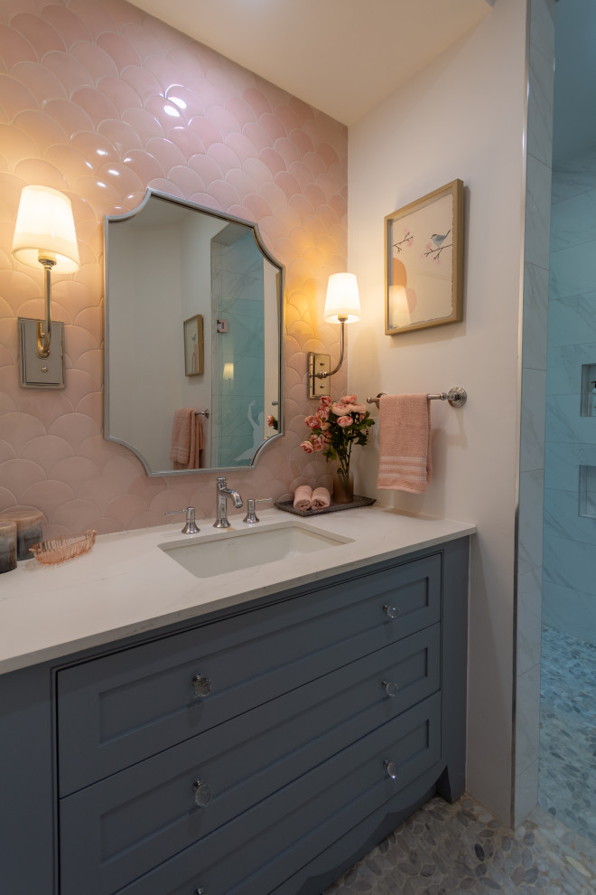 Пример оригинального дизайна: детская ванная комната среднего размера в стиле неоклассика (современная классика) с фасадами в стиле шейкер, синими фасадами, открытым душем, раздельным унитазом, розовой плиткой, керамогранитной плиткой, белыми стенами, мраморным полом, врезной раковиной, столешницей из искусственного кварца, серым полом, душем с распашными дверями, белой столешницей, нишей, тумбой под одну раковину и встроенной тумбой