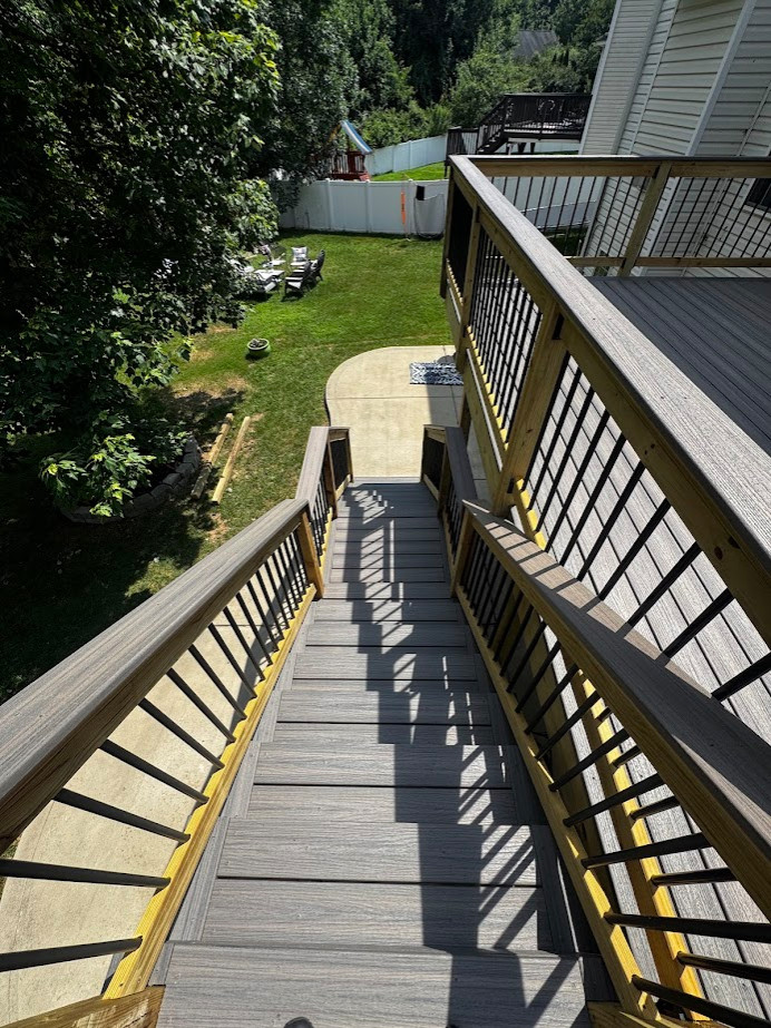Example of a transitional deck design in Charlotte
