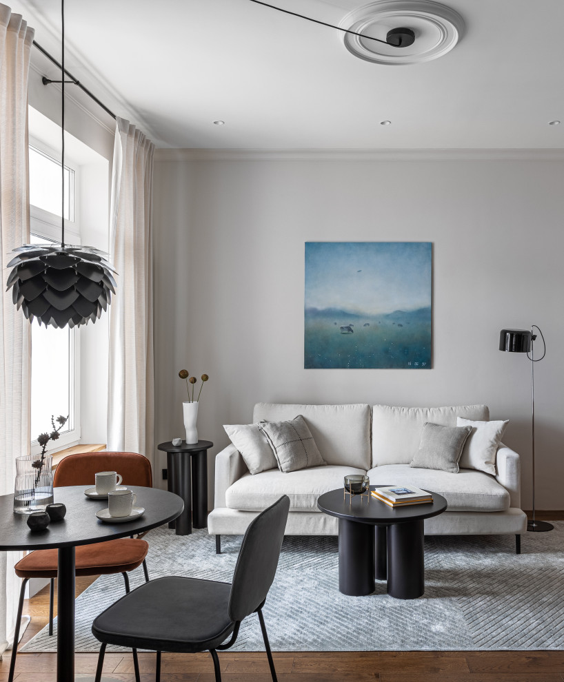 Foto di un piccolo soggiorno classico con pareti beige, parquet scuro e pavimento marrone