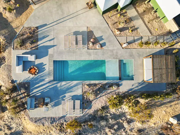 Источник вдохновения для домашнего уюта: прямоугольный бассейн на заднем дворе в современном стиле с джакузи и покрытием из бетонных плит